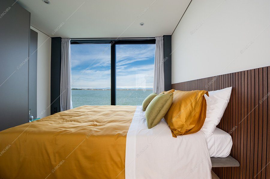 Camera da letto dell'imbarcazione Karaburan, location moderna per shooting a Venezia