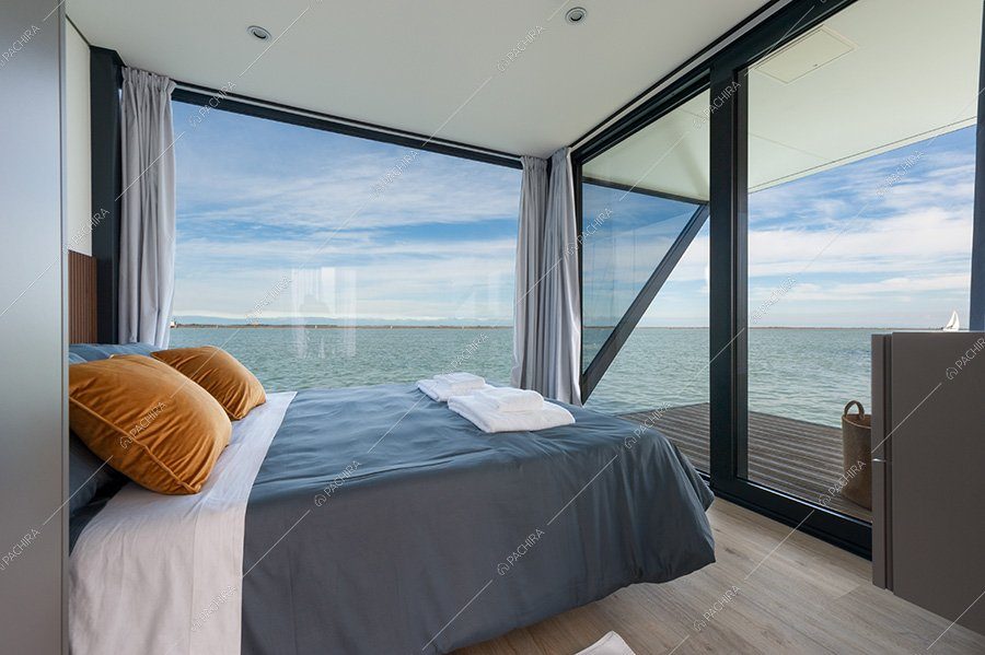 Camera da letto dell'imbarcazione Karaburan, location moderna per shooting a Venezia
