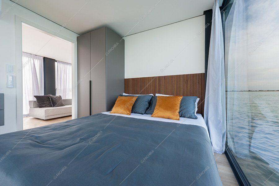 Camera da letto dell'imbarcazione Karaburan, location moderna per shooting a Venezia