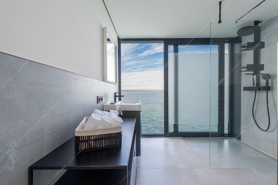 Bagno dell'imbarcazione Karaburan, location moderna per shooting a Venezia