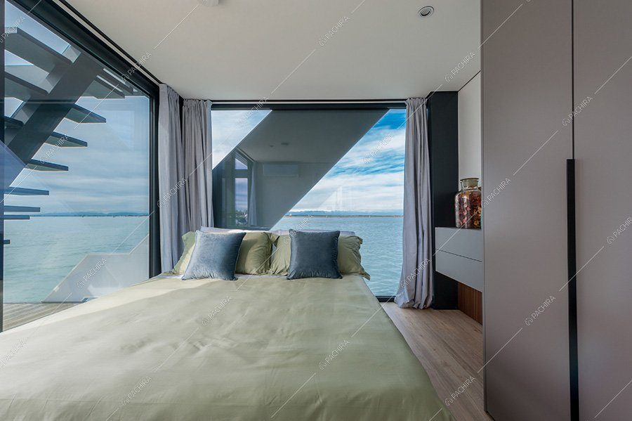 Camera da letto dell'imbarcazione Karaburan, location moderna per shooting a Venezia