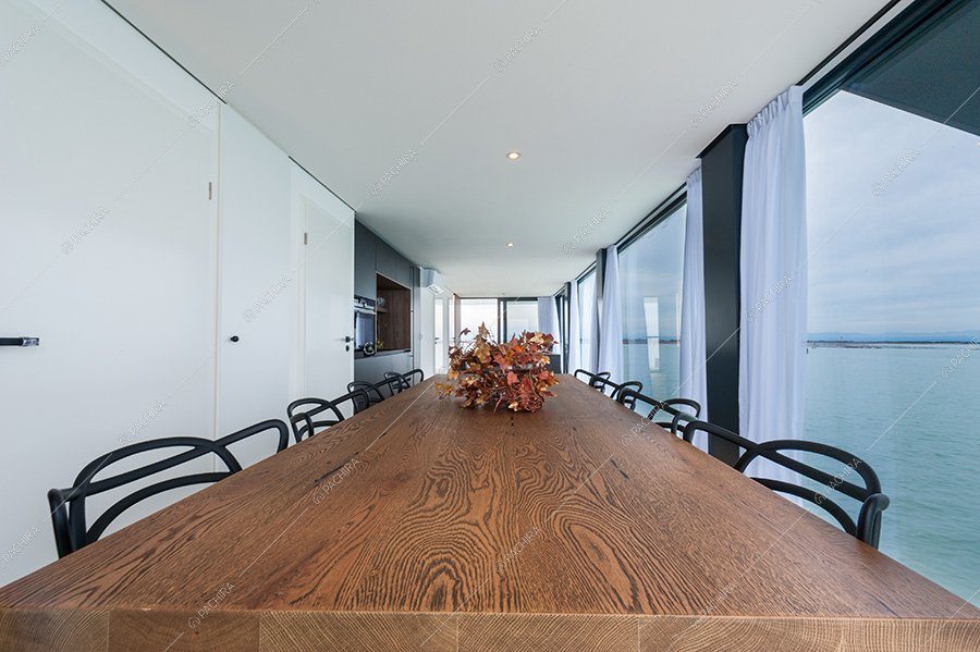 Sala da pranzo dell'imbarcazione Karaburan, location moderna per shooting a Venezia