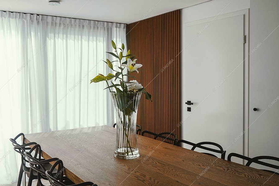 Zona pranzo dell'imbarcazione Karaburan, location moderna per shooting a Venezia