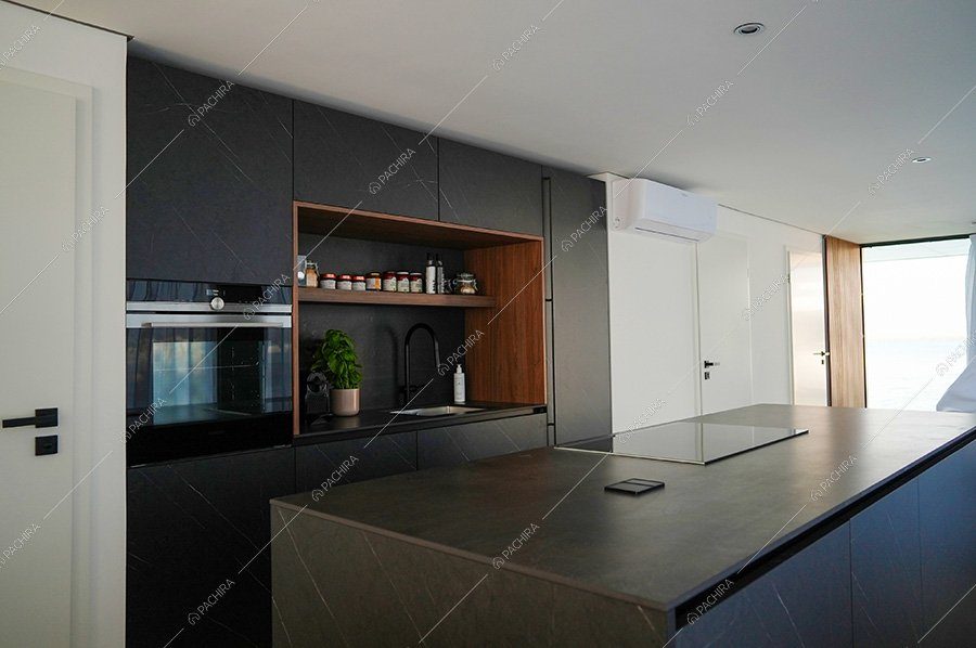 Cucina dell'imbarcazione Karaburan, location moderna per shooting a Venezia