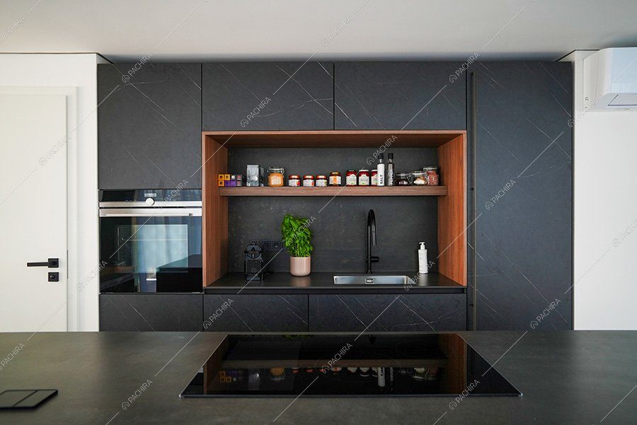 Cucina dell'imbarcazione Karaburan, location moderna per shooting a Venezia