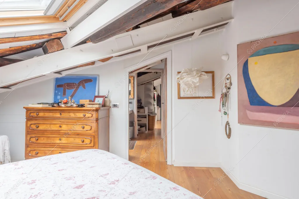 Pareti bianche nella camera da letto dell'appartamento Uru, location in stile moderno a Roma