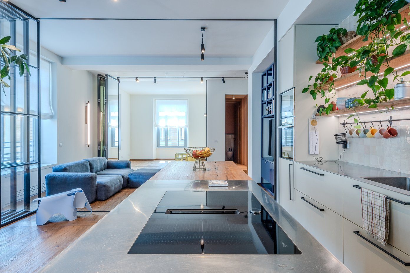 Zona living dell'appartamento Gea, location moderna per shooting a Milano