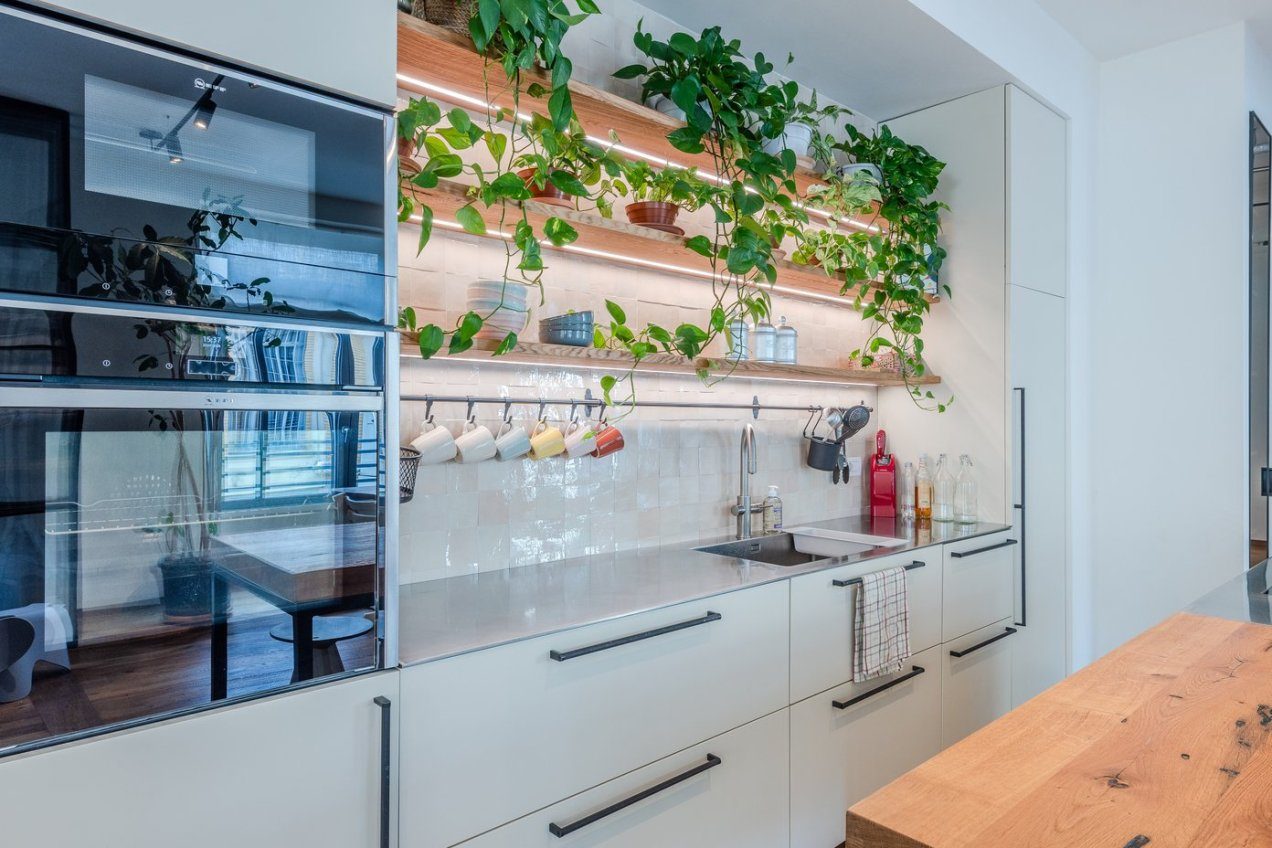Cucina dell'appartamento Gea, location moderna per shooting a Milano