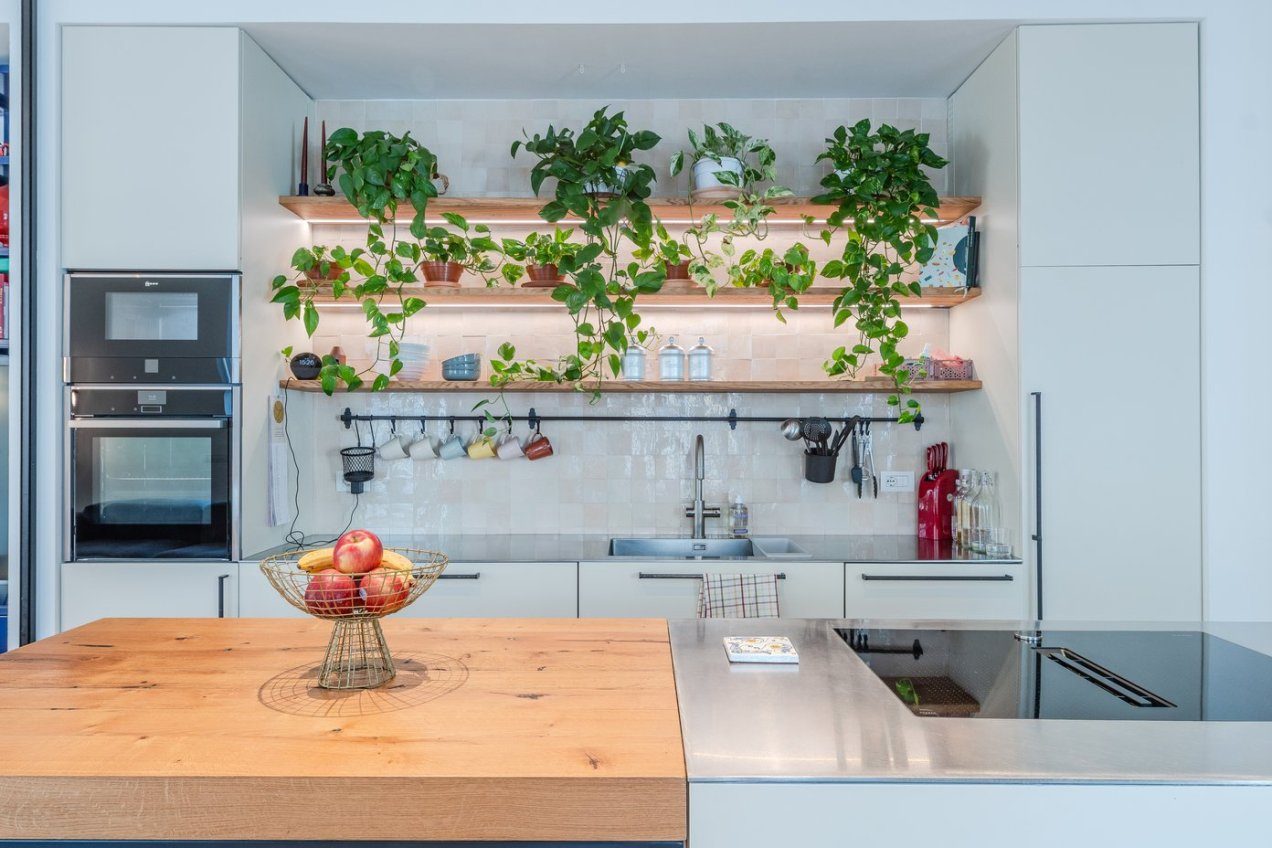 Cucina dell'appartamento Gea, location moderna per shooting a Milano