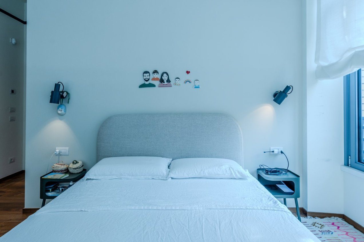 Camera da letto dell'appartamento Gea, location moderna per shooting a Milano