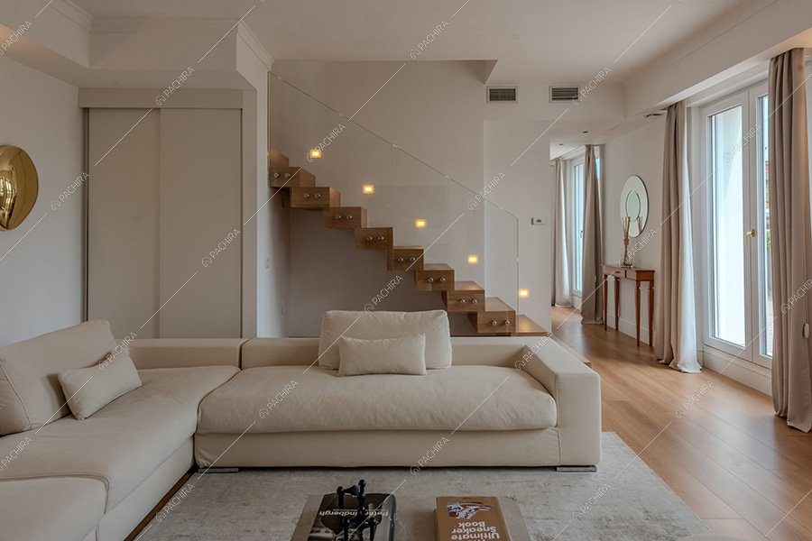 Salotto dell'attico Inti, location moderna per shooting a Milano