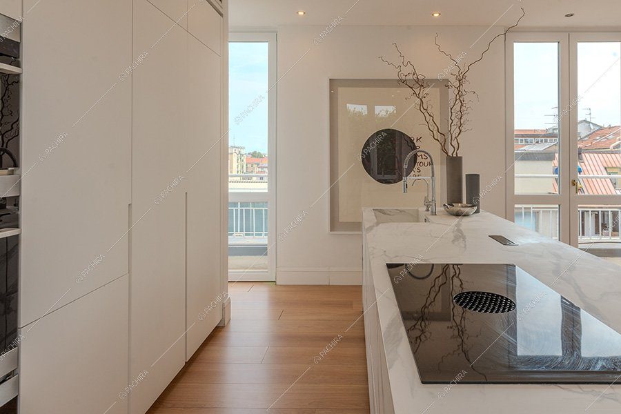 Cucina dell'attico Inti, location moderna per shooting a Milano