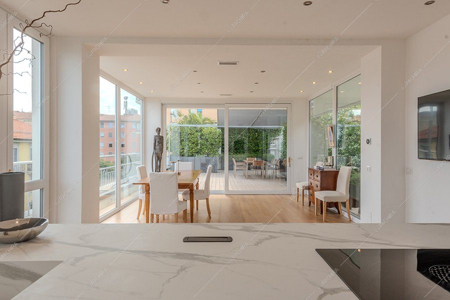Zona living dell'attico Inti, location moderna per shooting a Milano