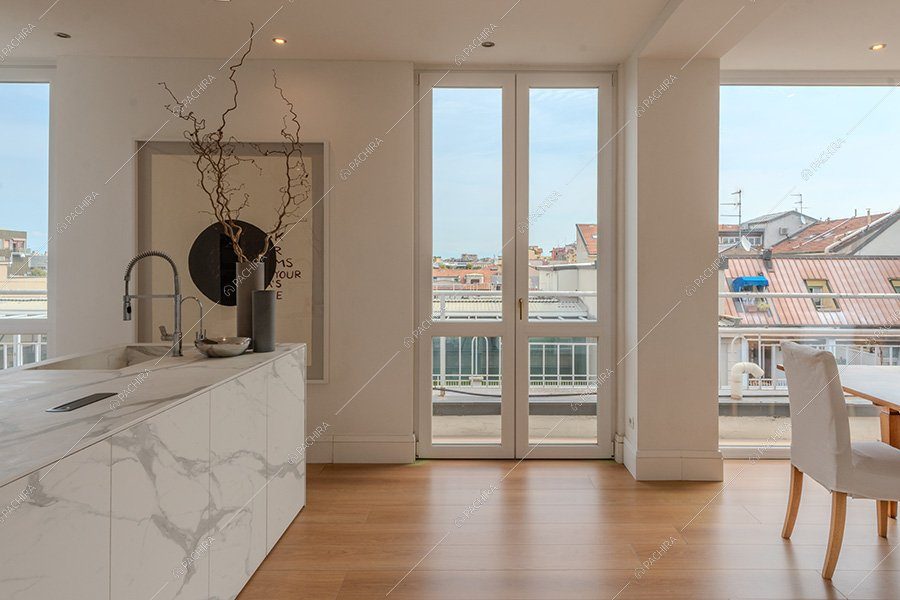 Zona living dell'attico Inti, location moderna per shooting a Milano
