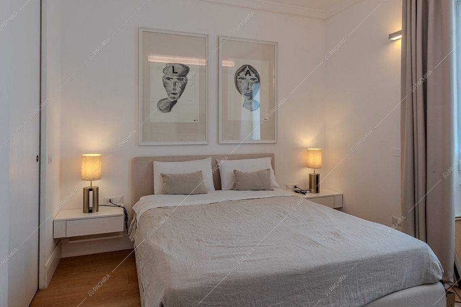 Camera da letto dell'attico Inti, location moderna per shooting a Milano