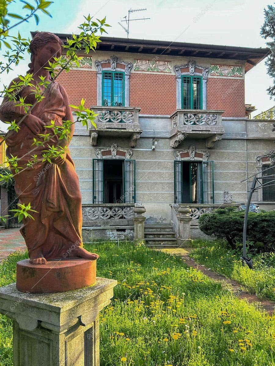 Esterni della villa Antimonite, location classica per shooting a Milano
