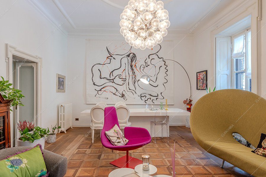 Sala dell'appartamento Akebia, location moderna per shooting a Milano