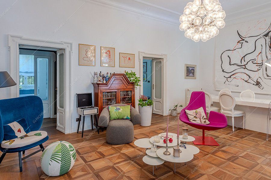 Sala dell'appartamento Akebia, location moderna per shooting a Milano