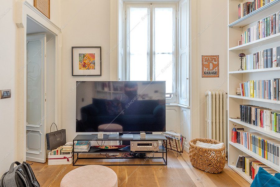 Salotto dell'appartamento Akebia, location moderna per shooting a Milano