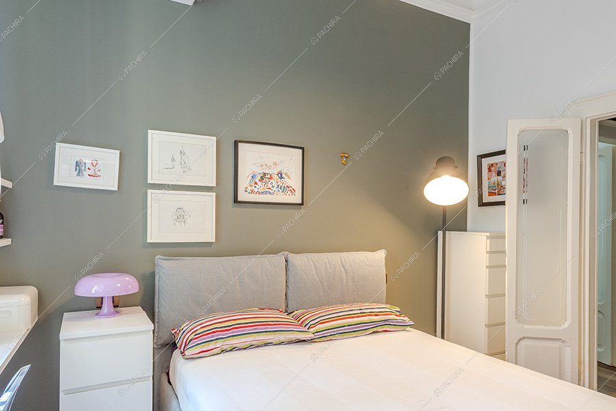 Camera da letto dell'appartamento Akebia, location moderna per shooting a Milano