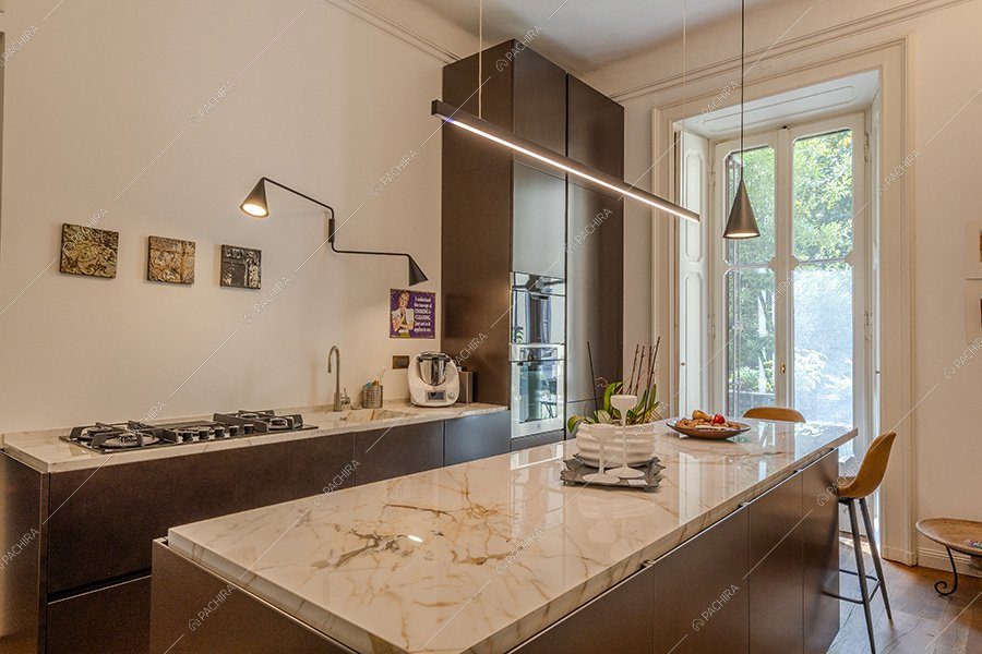 Cucina dell'appartamento Akebia, location moderna per shooting a Milano