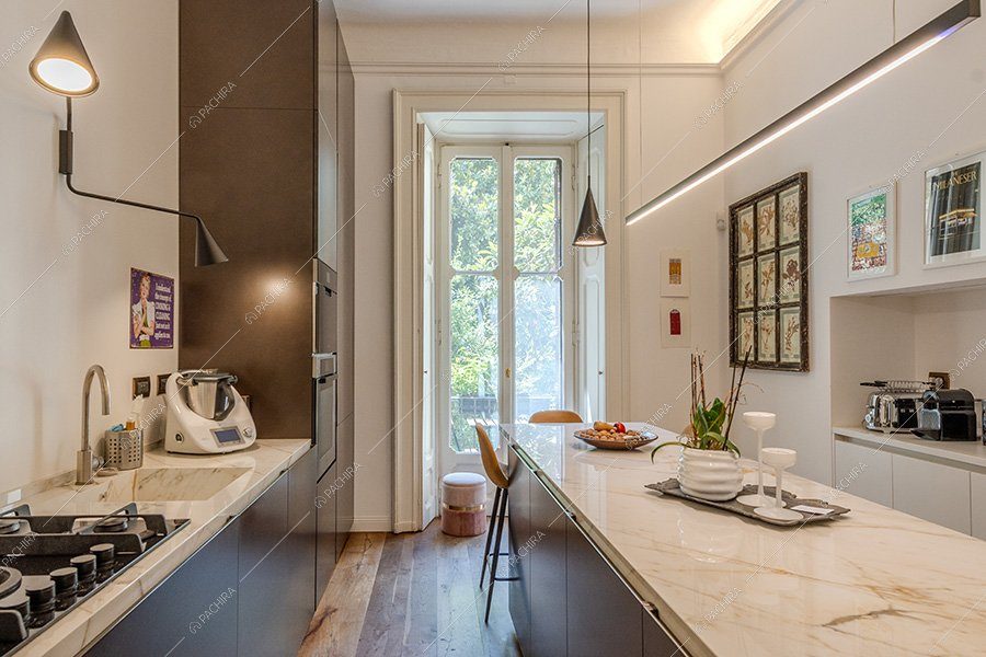 Cucina dell'appartamento Akebia, location moderna per shooting a Milano