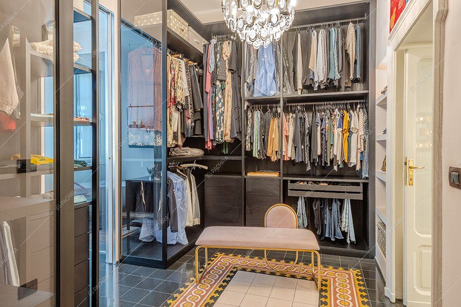 Cabina armadio dell'appartamento Akebia, location moderna per shooting a Milano