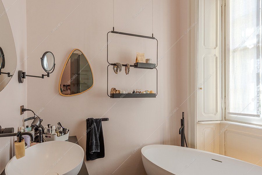 Bagno dell'appartamento Akebia, location moderna per shooting a Milano