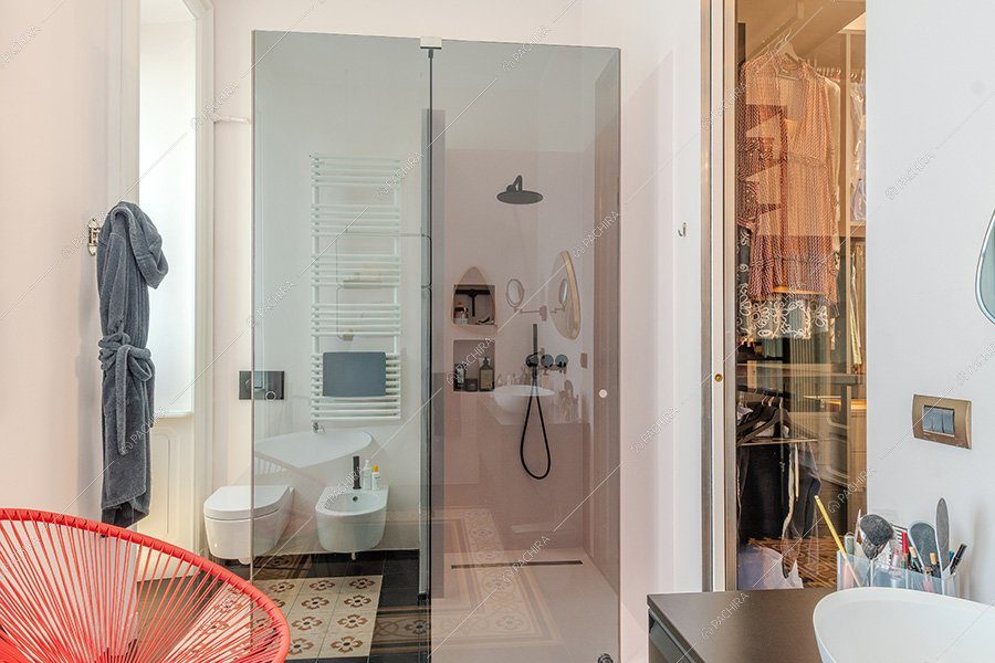 Bagno dell'appartamento Akebia, location moderna per shooting a Milano