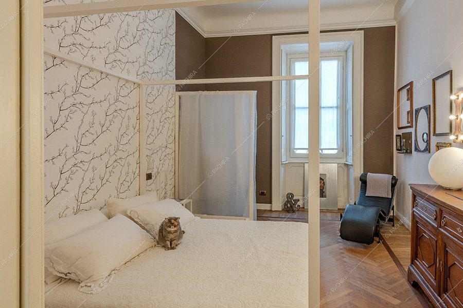 Camera da letto dell'appartamento Akebia, location moderna per shooting a Milano