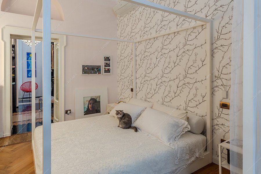 Camera da letto dell'appartamento Akebia, location moderna per shooting a Milano