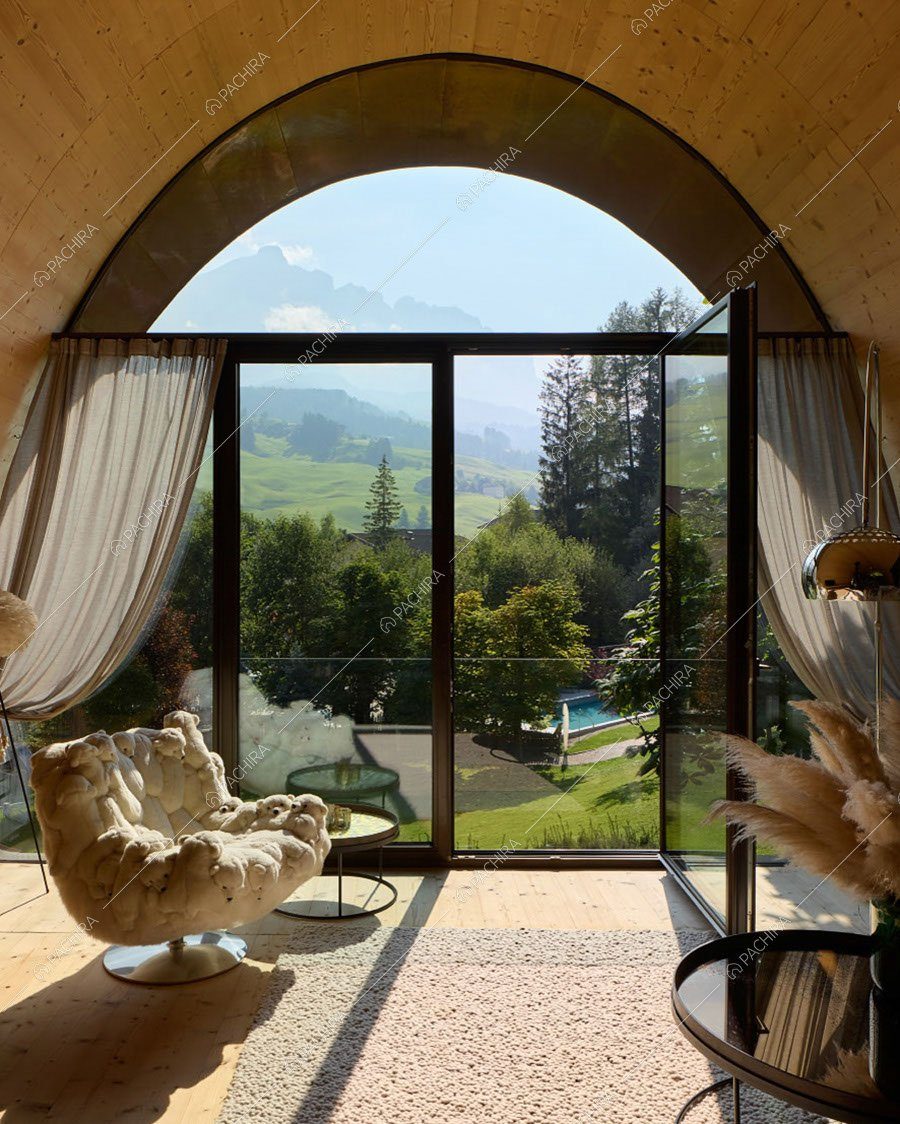 Zona living dello chalet Buran, location contemporanea per shooting a Bolzano