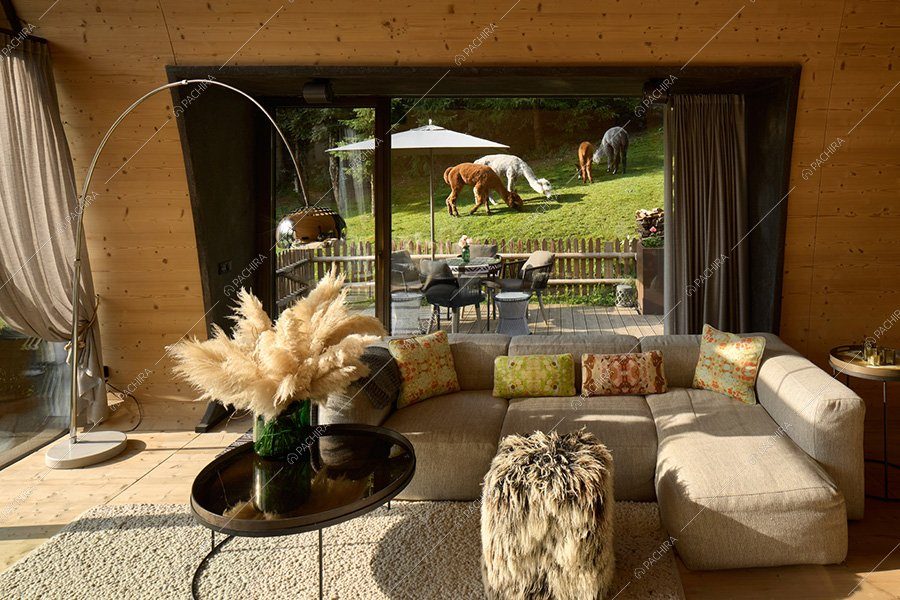 Salotto dello chalet Buran, location contemporanea per shooting a Bolzano