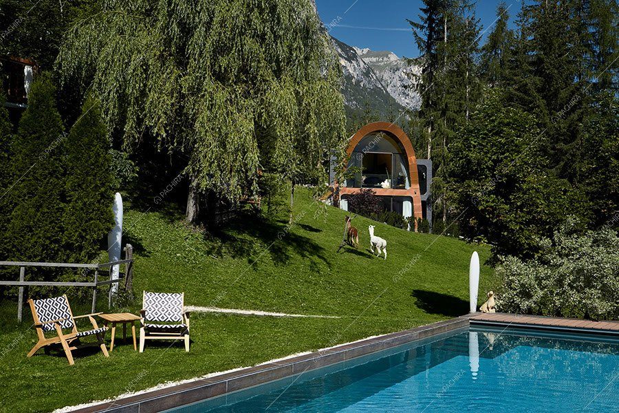 Giardino dello chalet Buran, location contemporanea per shooting a Bolzano