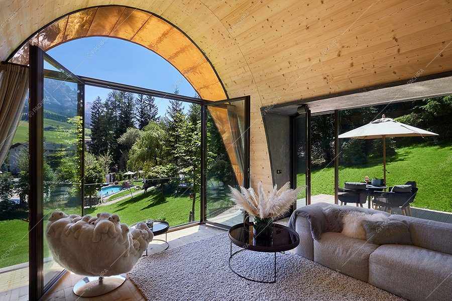 Salotto dello chalet Buran, location contemporanea per shooting a Bolzano