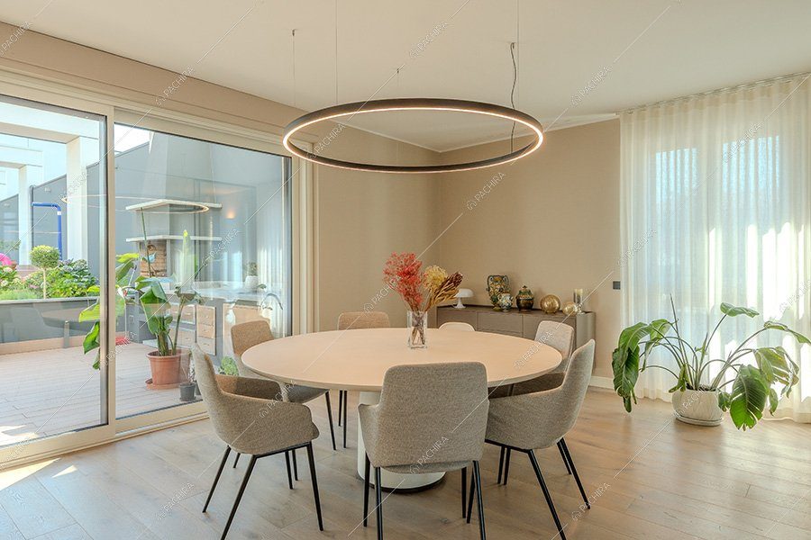 Zona pranzo del loft Favo, location contemporanea per shooting a Milano