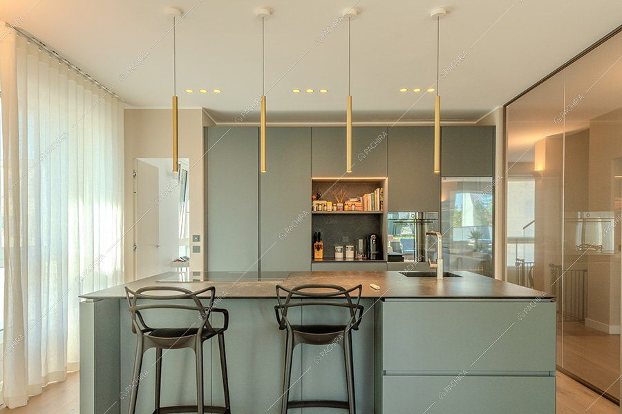 Cucina a isola del loft Favo, location contemporanea per shooting a Milano