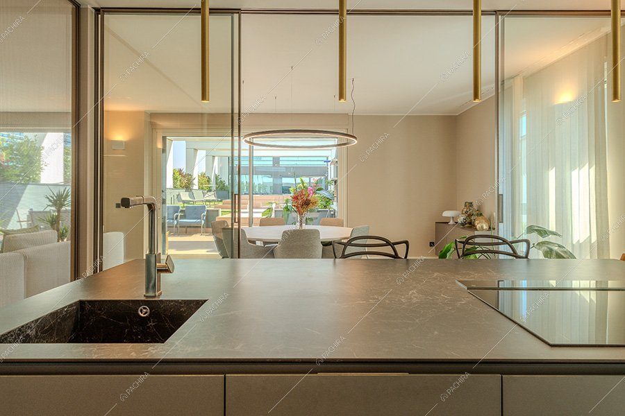 Cucina del loft Favo, location contemporanea per shooting a Milano