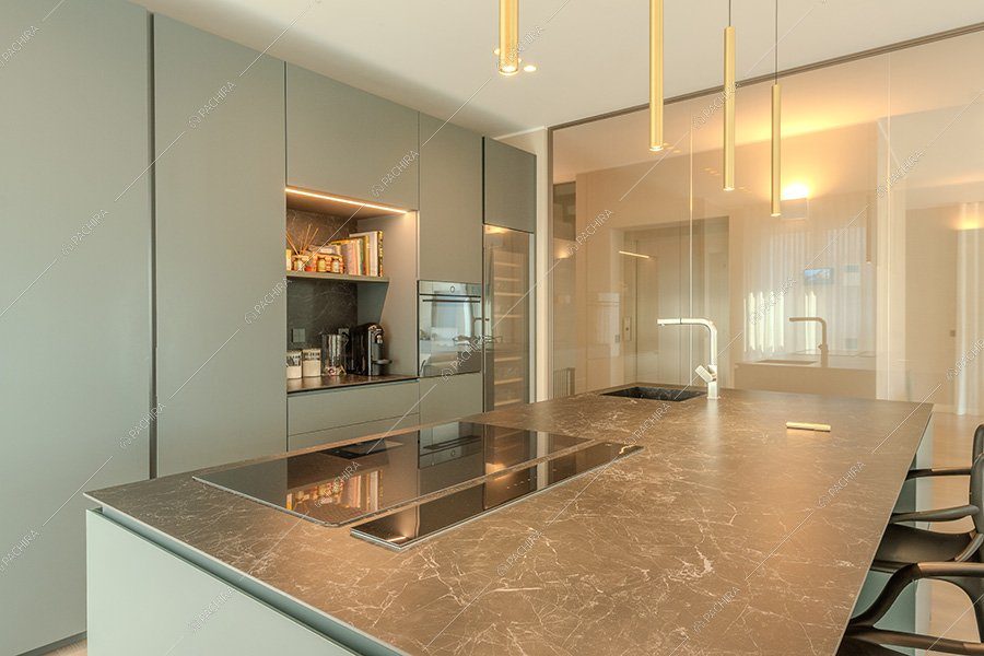 Cucina del loft Favo, location contemporanea per shooting a Milano