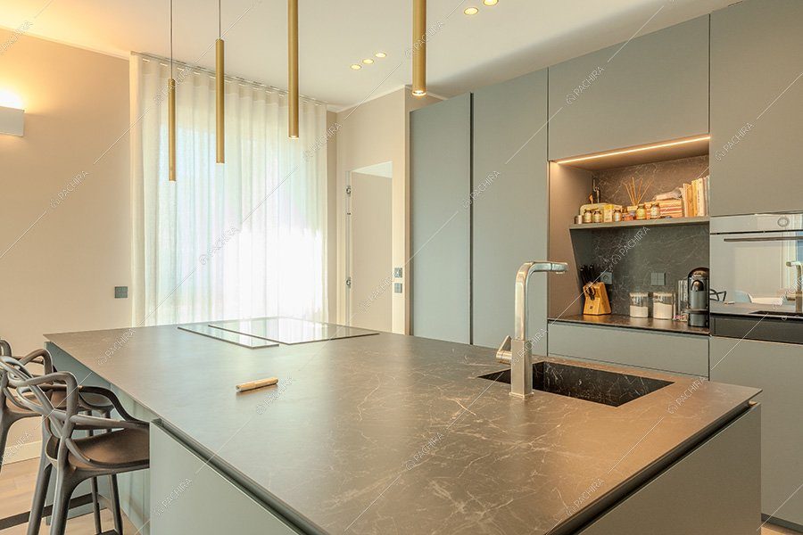 Cucina del loft Favo, location contemporanea per shooting a Milano