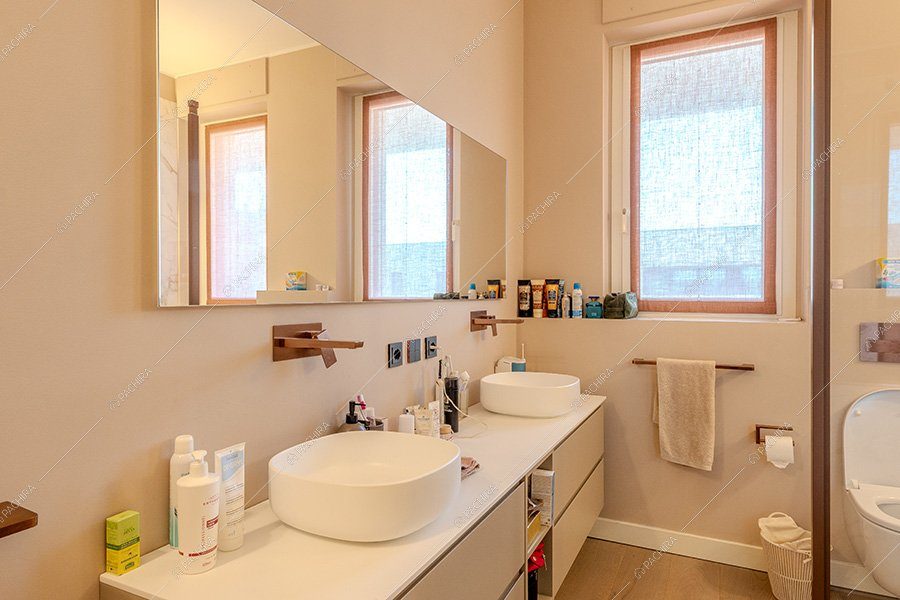 Bagno del loft Favo, location contemporanea per shooting a Milano