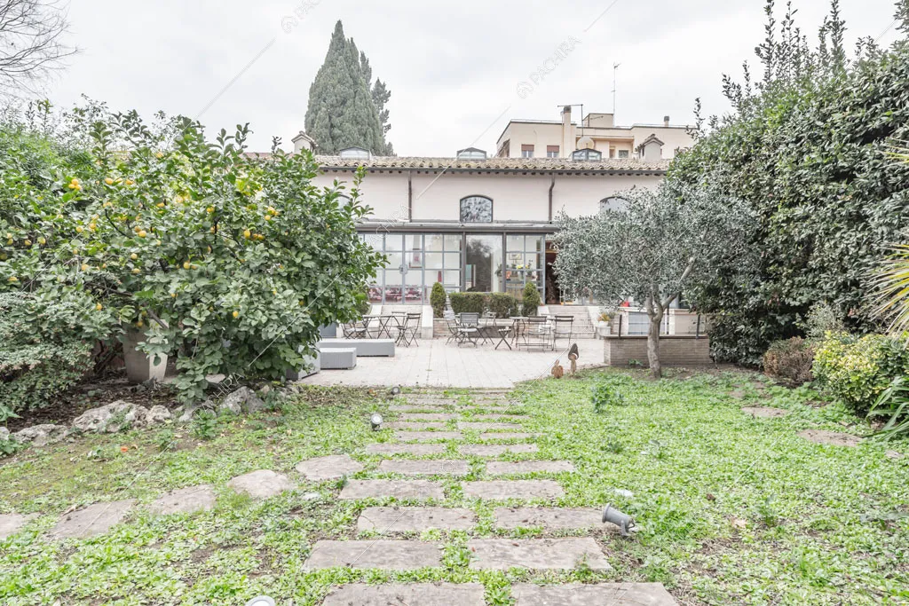 Vialetto nel giardino dell'appartamento Catalpa, location in stile moderno a Roma