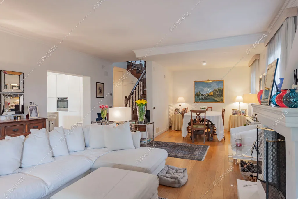 Camino nella zona living della villa Cren, location in stile moderno a Roma