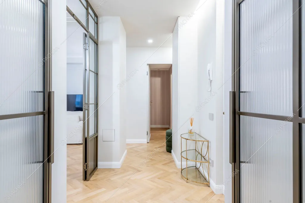 Corridoio dell'appartamento Capsico, location in stile contemporaneo a Milano