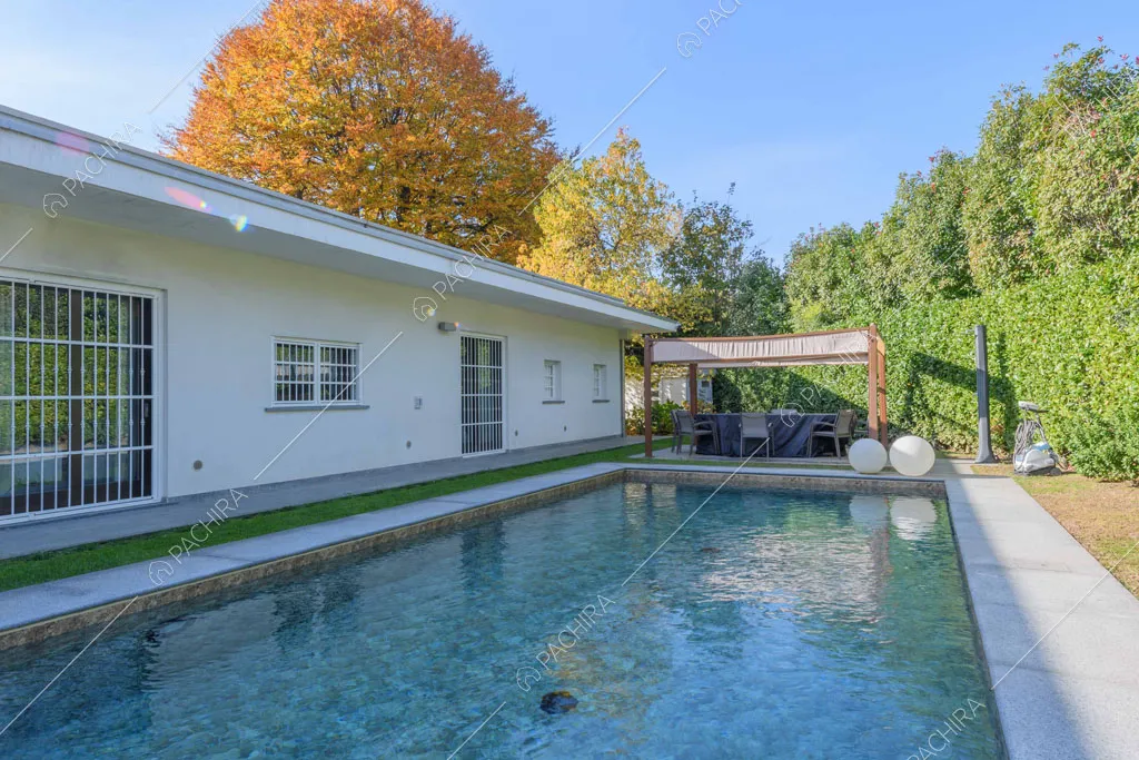 Grande piscina nel giardino della location con vista sugli esterni