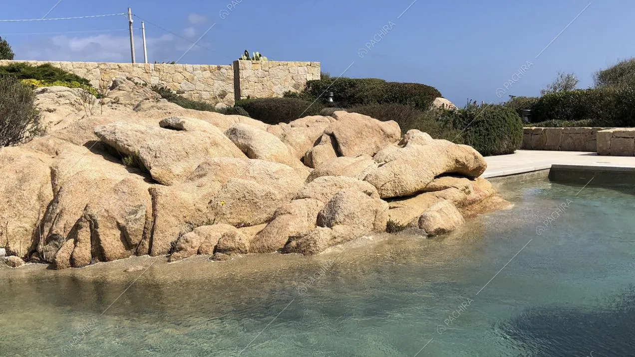 Angolo della piscina con decorazione naturale composta da sassi