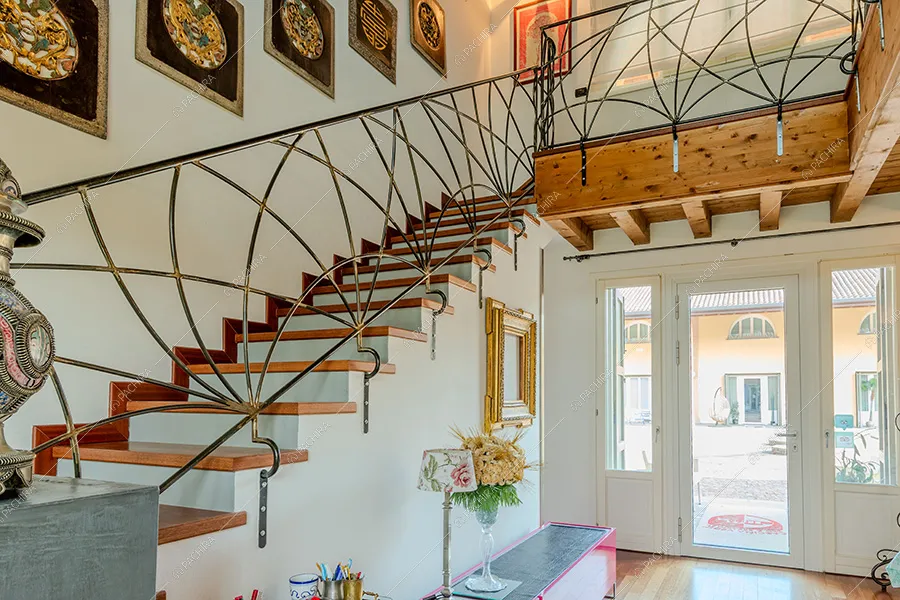 Scale della villa Quito, location in stile classico a Lecco