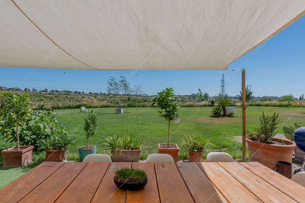 Tavolo da pranzo nel giardino della villa Arafura, location in stile contemporaneo a Roma