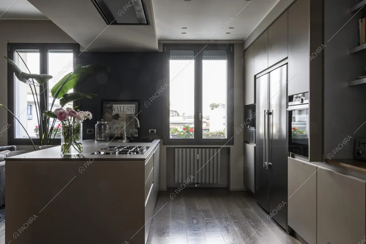 Cucina spaziosa con elettrodomestici