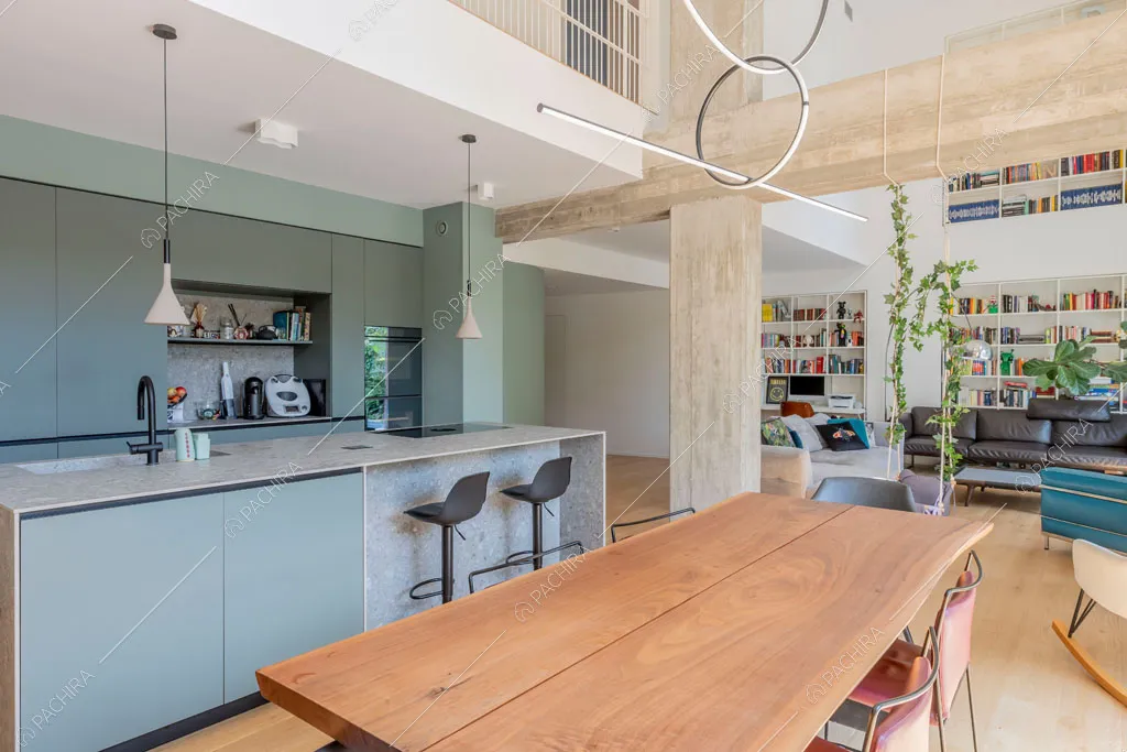 Cucina a vista del loft Fenice, location in stile contemporaneo a Milano
